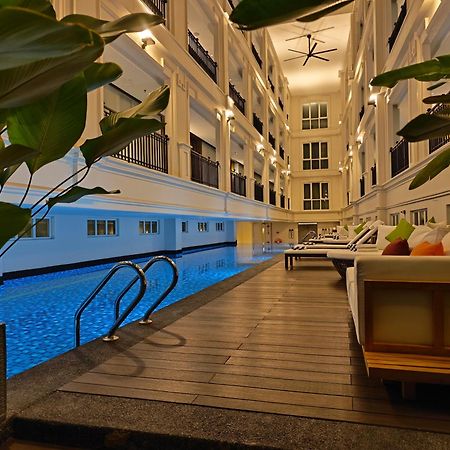 Hotel The George Penang By The Crest Collection George Town Exterior foto The swimming pool at the hotel