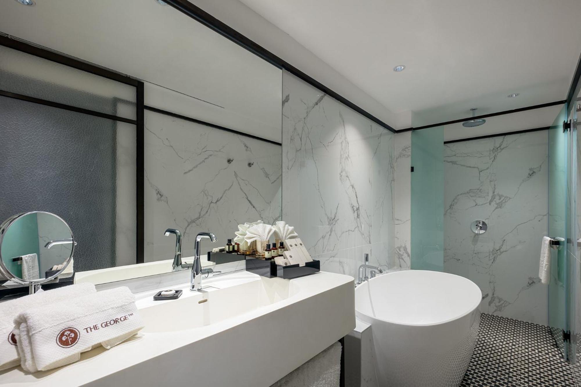 Hotel The George Penang By The Crest Collection George Town Exterior foto Bathroom