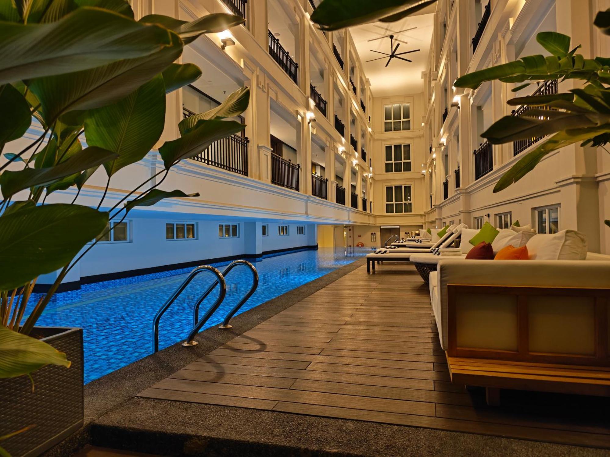 Hotel The George Penang By The Crest Collection George Town Exterior foto The swimming pool at the hotel